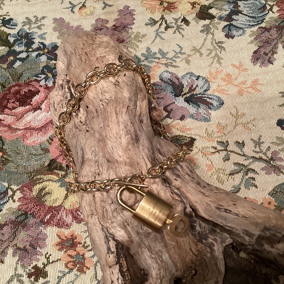 EUC LV Lock & Key #318 with Chunky Gold Chain Necklace - Picture 1 of 6
